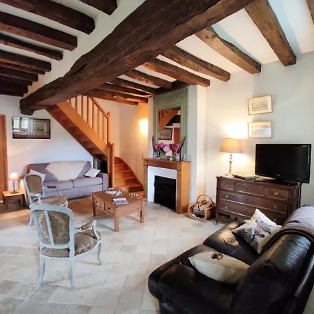 Le Logis De La Tour Holiday home Montepilloy